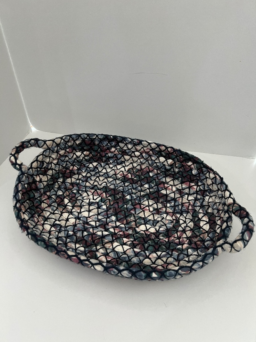 GRANNYCORE VTG ROLLED RAG RUG BASKET ROUND W/ HANDLE GREEN RED TAN  15.5"
